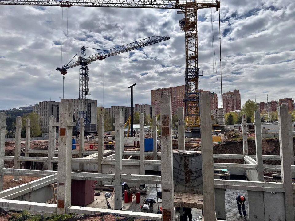 В Красноярске продолжается строительство школы на пересечении улиц Елены Стасовой и Чернышева