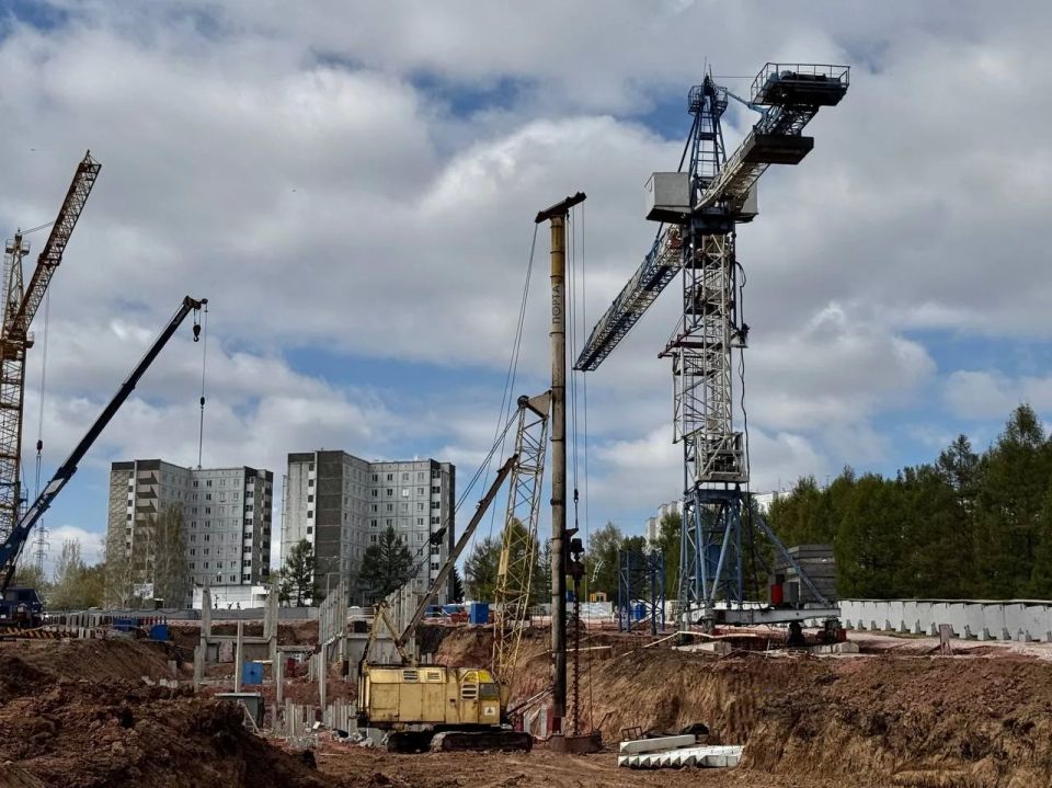 В строящейся на Агроуниверситете школе начался монтаж каркаса здания