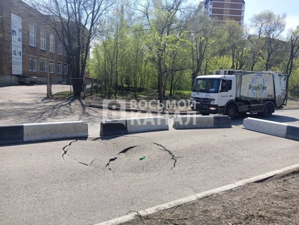 На улице 26 Бакинских комиссаров в Красноярске образовалась огромная яма На улице 26 Бакинских комиссаров в Красноярске образовалась огромная яма