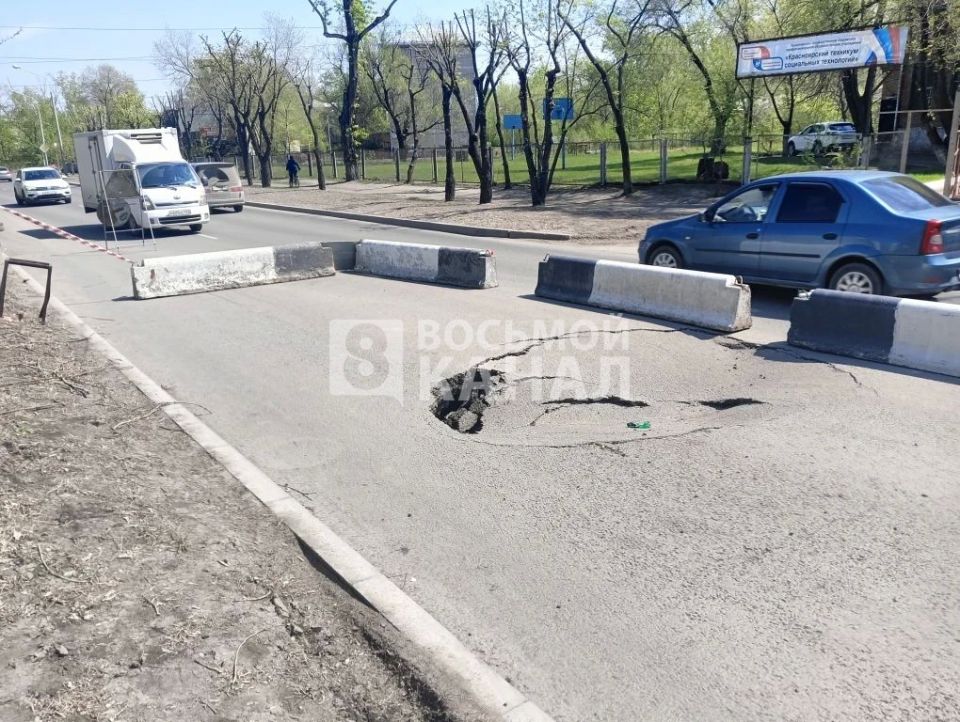 На улице 26 Бакинских комиссаров в Красноярске образовалась огромная яма На улице 26 Бакинских комиссаров в Красноярске образовалась огромная яма