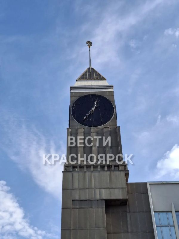 Один из циферблатов главных часов Красноярска подготовили для нанесения свежей краски Один из циферблатов главных часов Красноярска подготовили для нанесения свежей краски