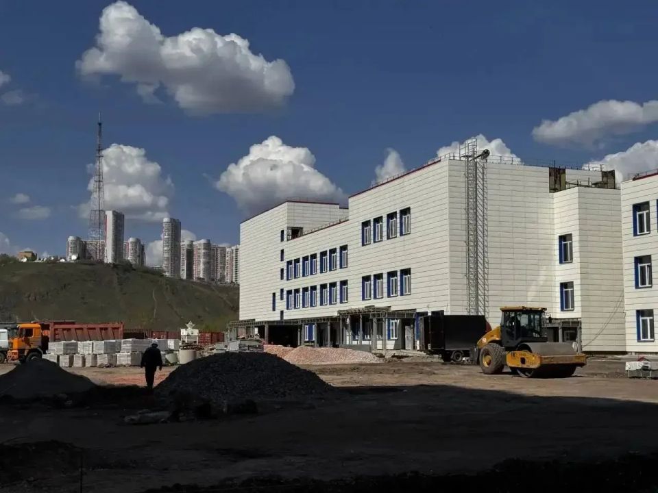 В новую школу в Тихих Зорях начали завозить мебель В новую школу в Тихих Зорях начали завозить мебель