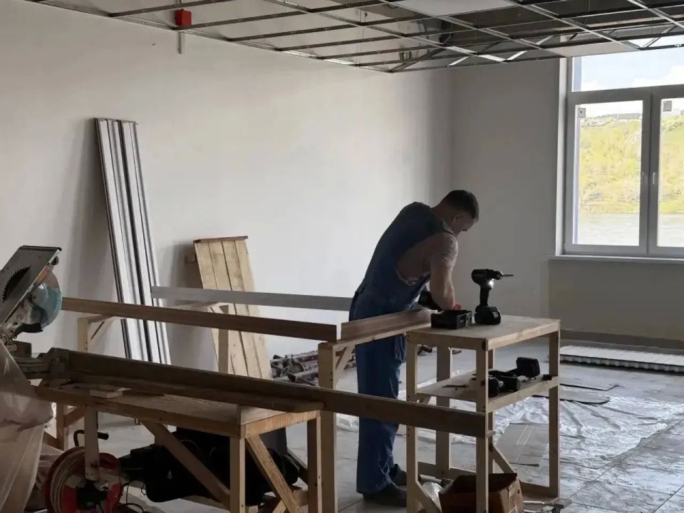 В новую школу в Тихих Зорях начали завозить мебель В новую школу в Тихих Зорях начали завозить мебель