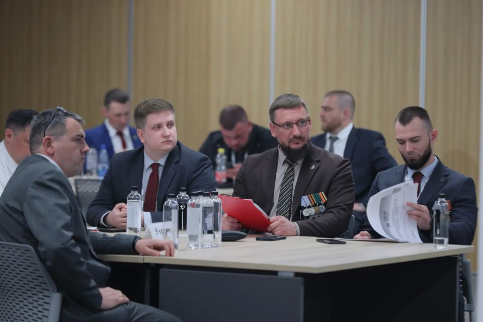 В Национальном центре «Россия» на Енисее участники краевой образовательной программы «Сибирский характер» представили свои групповые проекты губернатору Михаилу Котюкову и руководителям профильных министерств и ведомств В Национальном центре «Россия» на Енисее участники краевой образовательной программы «Сибирский характер» представили свои групповые проекты губернатору Михаилу Котюкову и руководителям профильных министерств и ведомств