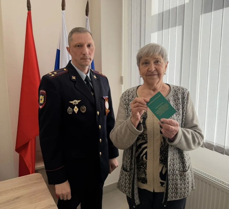 Сотрудники Управления по вопросам миграции краевого Главка вручили свидетельство участника Государственной программы переселения соотечественников дочери участника Великой Отечественной войны Сотрудники Управления по вопросам миграции краевого Главка вручили свидетельство участника Государственной программы переселения соотечественников дочери участника Великой Отечественной войны