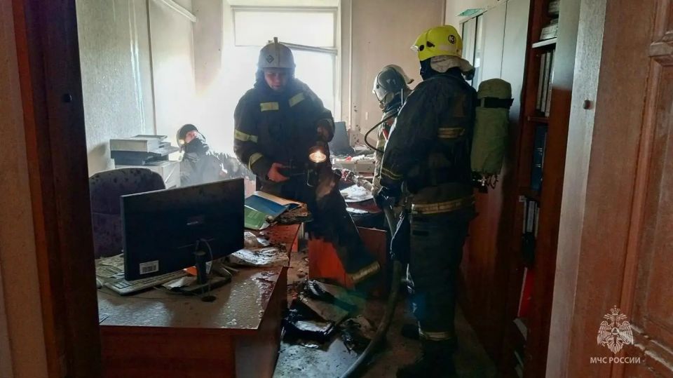 В Хакасии тушили пожар в здании правительства В Хакасии тушили пожар в здании правительства