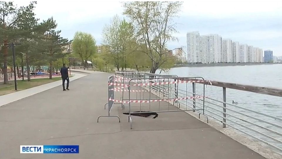 На Ярыгинской набережной провалился асфальт на пешеходной тропинке