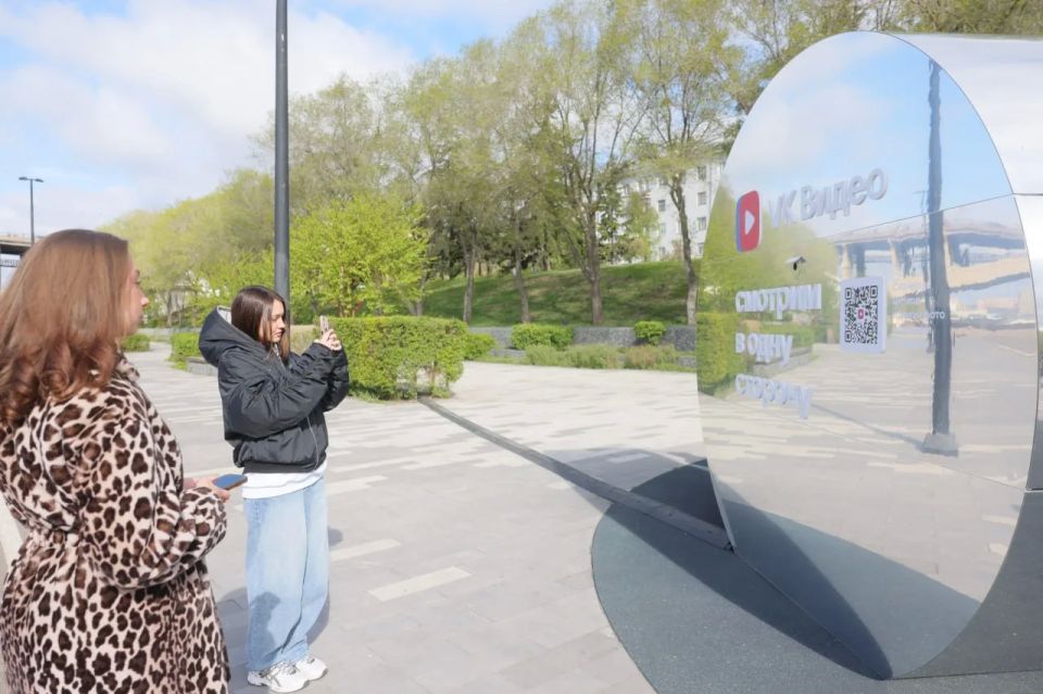 На Центральной набережной появилась новая фотозона — интерактивная инсталляция с «Глазками» от VK Видео