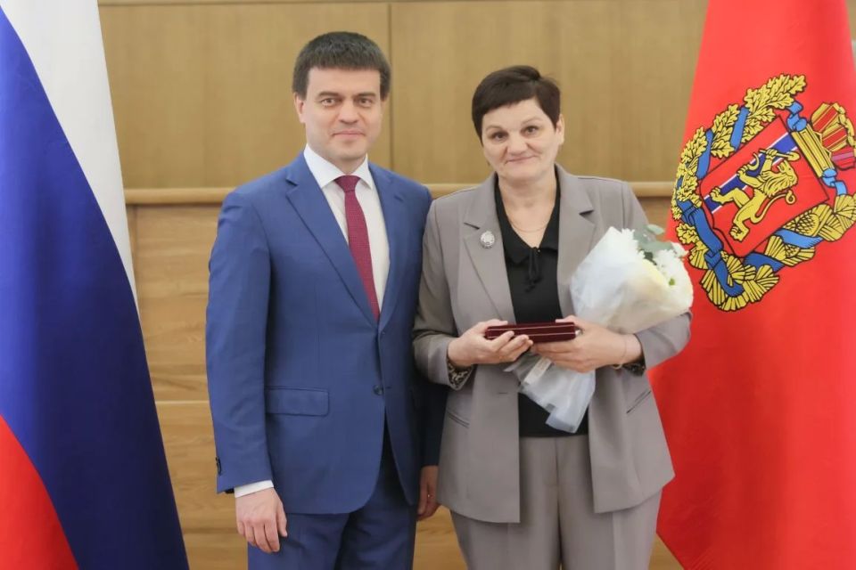 Губернатор Красноярского края Михаил Котюков вручил государственные и краевые награды жителям региона Губернатор Красноярского края Михаил Котюков вручил государственные и краевые награды жителям региона