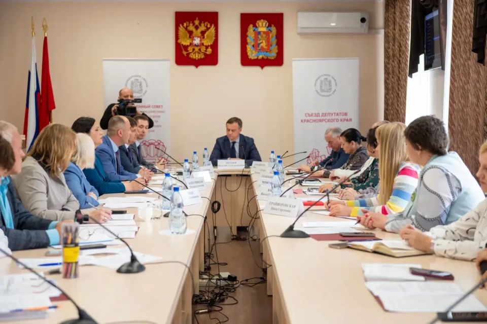 Депутаты и главы территорий обсудили, как эффективнее распоряжаться муниципальной землей Депутаты и главы территорий обсудили, как эффективнее распоряжаться муниципальной землей