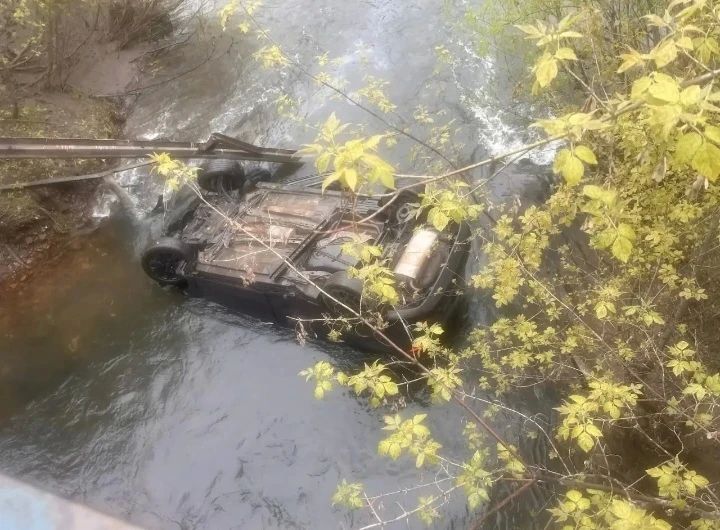 В Канске девушка на машине рухнула в реку и осталась жива