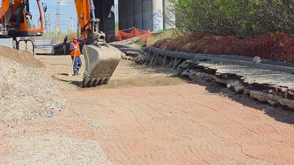 В Красноярске на улице Семафорной продолжаются работы по замене участков канализационного коллектора