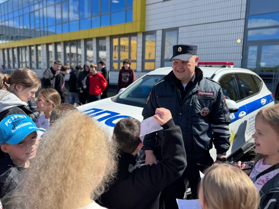 Красноярские дорожные полицейские провожают школьников на летние каникулы Красноярские дорожные полицейские провожают школьников на летние каникулы
