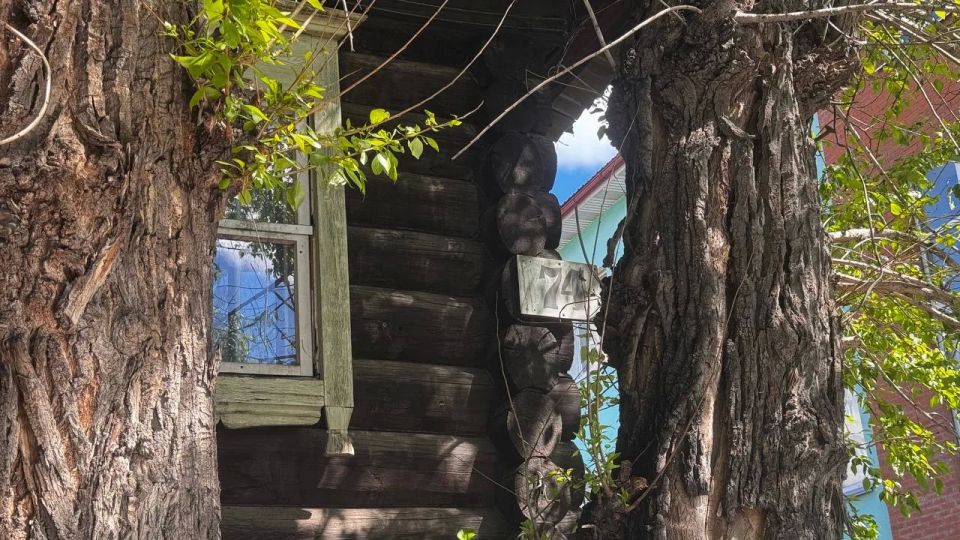 В Красноярске дом № 74 на улице Ленина (по картам — 74г), признанный аварийным, будет расселен и передан под реконструкцию