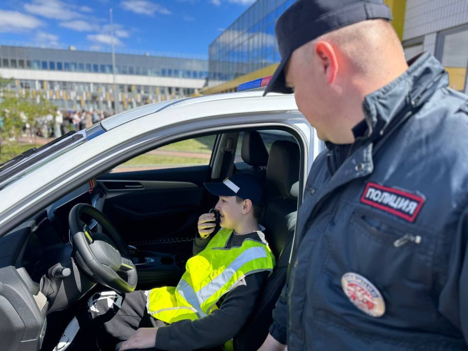 Красноярские дорожные полицейские провожают школьников на летние каникулы Красноярские дорожные полицейские провожают школьников на летние каникулы