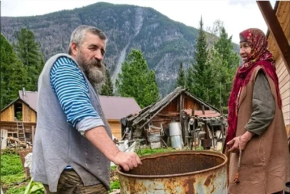 На подмогу Агафье Лыковой, которую изводит голодный медведь, прибыл священник-герой