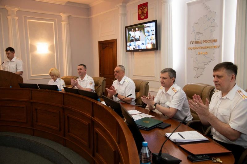 Начальник ГУ МВД России по Красноярскому краю Александр Соловьёв вручил знаки отличия Всероссийского физкультурно-спортивного комплекса «Готов к труду и обороне» наиболее отличившимся сотрудникам органов внутренних дел Начальник ГУ МВД России по Красноярскому краю Александр Соловьёв вручил знаки отличия Всероссийского физкультурно-спортивного комплекса «Готов к труду и обороне» наиболее отличившимся сотрудникам органов внутренних дел
