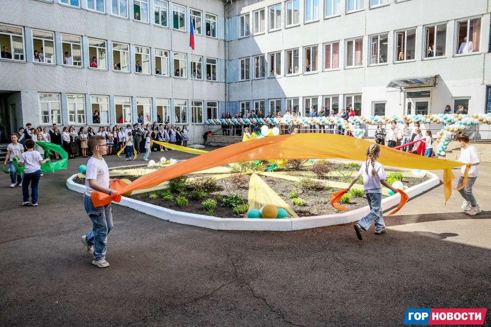 Глава города Сергей Верещагин посетил последний звонок в гимназии №16, чтобы лично поздравить выпускников с этим знаменательным событием Глава города Сергей Верещагин посетил последний звонок в гимназии №16, чтобы лично поздравить выпускников с этим знаменательным событием