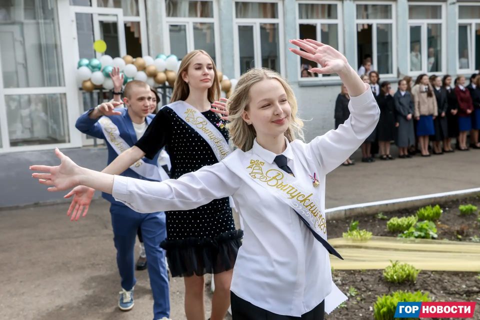 Глава города Сергей Верещагин посетил последний звонок в гимназии №16, чтобы лично поздравить выпускников с этим знаменательным событием Глава города Сергей Верещагин посетил последний звонок в гимназии №16, чтобы лично поздравить выпускников с этим знаменательным событием