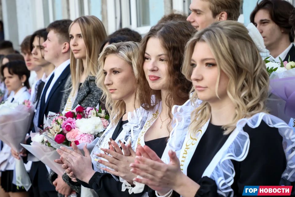 Глава города Сергей Верещагин посетил последний звонок в гимназии №16, чтобы лично поздравить выпускников с этим знаменательным событием Глава города Сергей Верещагин посетил последний звонок в гимназии №16, чтобы лично поздравить выпускников с этим знаменательным событием