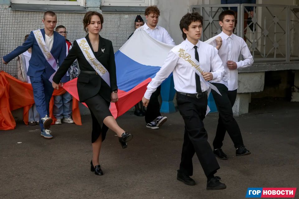 Глава города Сергей Верещагин посетил последний звонок в гимназии №16, чтобы лично поздравить выпускников с этим знаменательным событием Глава города Сергей Верещагин посетил последний звонок в гимназии №16, чтобы лично поздравить выпускников с этим знаменательным событием