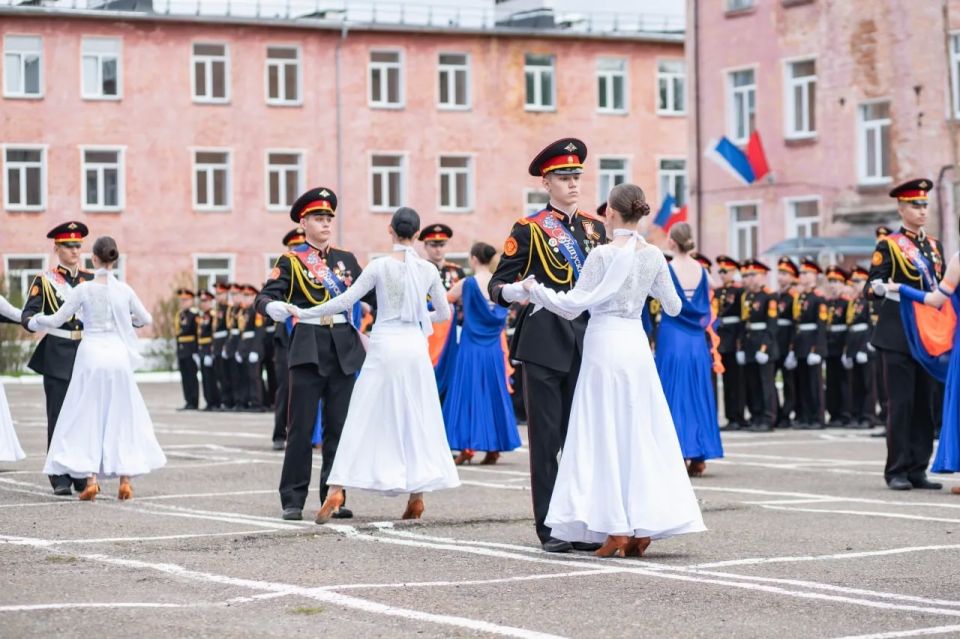 В Кедровом кадетском корпусе прошёл «Последний звонок» В Кедровом кадетском корпусе прошёл «Последний звонок»