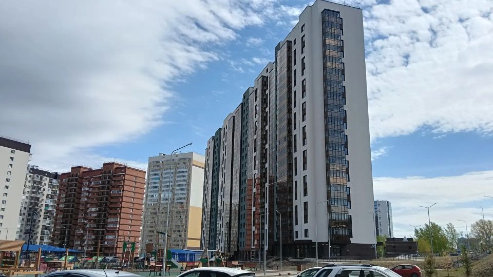 #аварийка #переселение. В Красноярске началась выдача ключей от квартир в новостройках на ул. Норильской по программе переселения граждан из аварийного жилья нацпроекта «Инфраструктура для жизни»