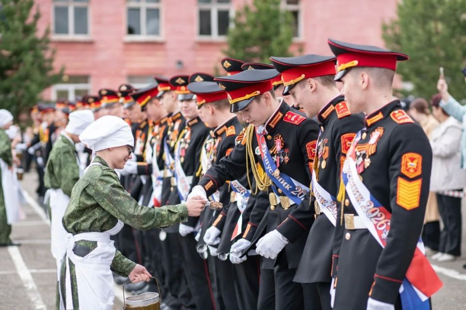 В Кедровом кадетском корпусе прошёл «Последний звонок» В Кедровом кадетском корпусе прошёл «Последний звонок»