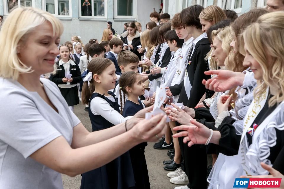 Глава города Сергей Верещагин посетил последний звонок в гимназии №16, чтобы лично поздравить выпускников с этим знаменательным событием Глава города Сергей Верещагин посетил последний звонок в гимназии №16, чтобы лично поздравить выпускников с этим знаменательным событием