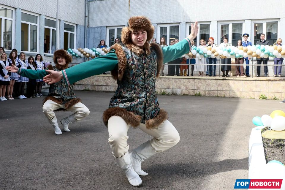 Глава города Сергей Верещагин посетил последний звонок в гимназии №16, чтобы лично поздравить выпускников с этим знаменательным событием Глава города Сергей Верещагин посетил последний звонок в гимназии №16, чтобы лично поздравить выпускников с этим знаменательным событием