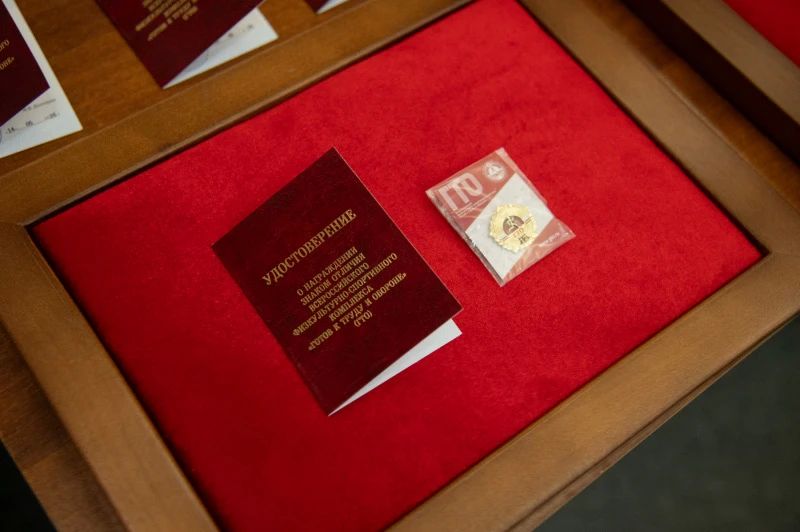 Начальник ГУ МВД России по Красноярскому краю Александр Соловьёв вручил знаки отличия Всероссийского физкультурно-спортивного комплекса «Готов к труду и обороне» наиболее отличившимся сотрудникам органов внутренних дел