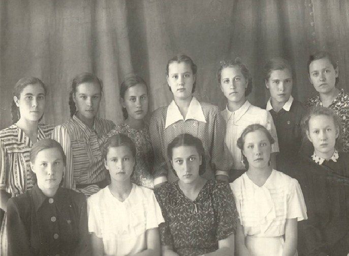 А вот так выглядели выпускники красноярских школ в разные годы во времена Советского Союза