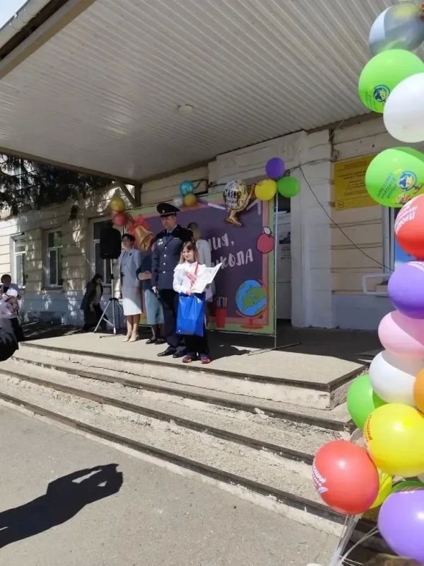 Сегодня в Берёзовской школе № 1 прошла трогательная торжественная линейка «До свидания, начальная школа!» Сегодня в Берёзовской школе № 1 прошла трогательная торжественная линейка «До свидания, начальная школа!»