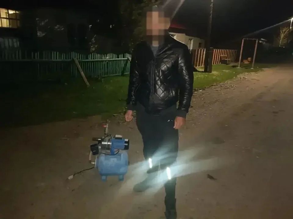 В Железногорске полицейские задержали подозреваемых в серии краж с дачных участков на сумму свыше 186 000 рублей В Железногорске полицейские задержали подозреваемых в серии краж с дачных участков на сумму свыше 186 000 рублей