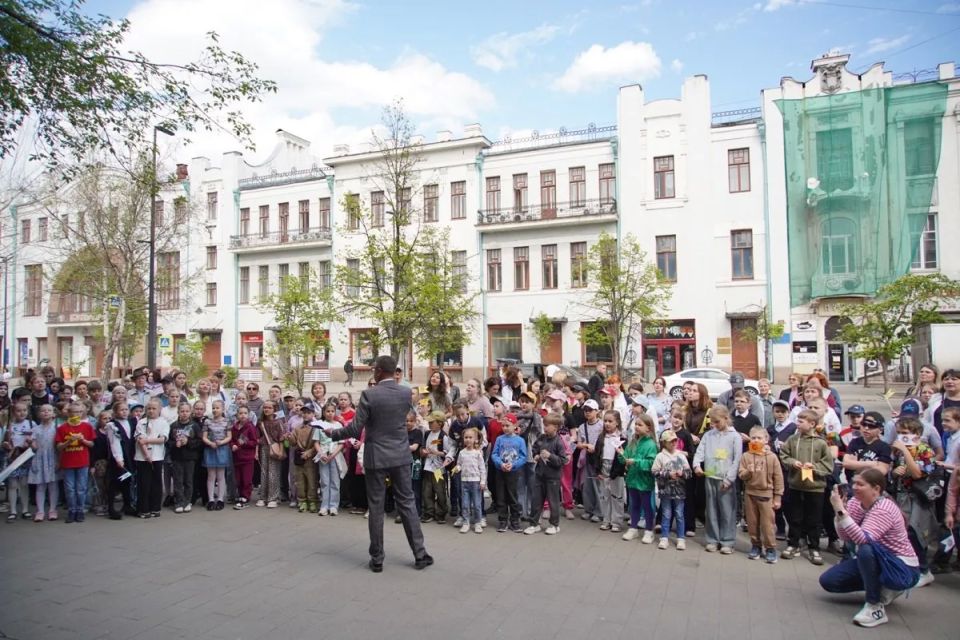 В центре Красноярска 150 малышей хором читали стихотворение «А что у вас?» В центре Красноярска 150 малышей хором читали стихотворение «А что у вас?»