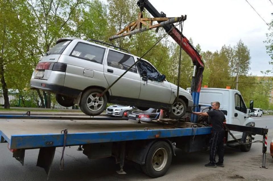 С начала года в Октябрьском районе Красноярске выявили более 100 брошенных авто