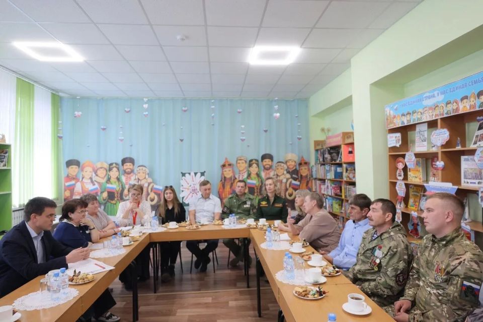 Михаил Котюков: Во время каждой поездки по краю обязательно встречаюсь с участниками СВО и их семьями Михаил Котюков: Во время каждой поездки по краю обязательно встречаюсь с участниками СВО и их семьями