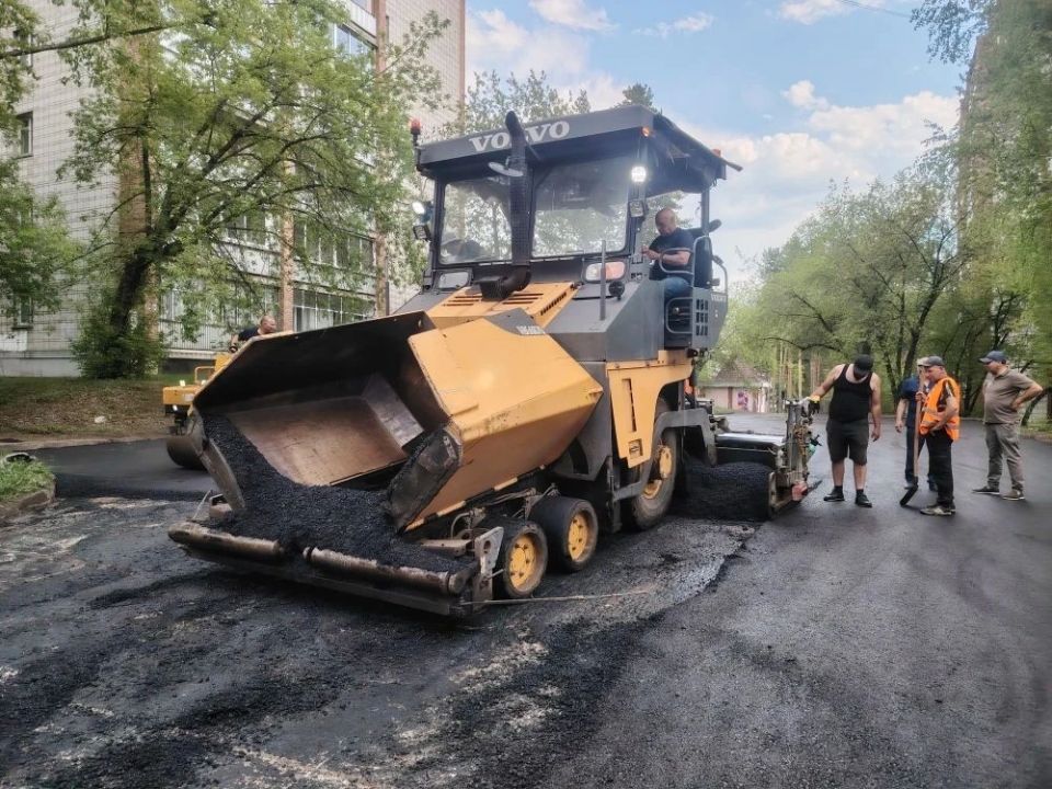 В Железногорске начали асфальтирование проезда к школе №95 В Железногорске начали асфальтирование проезда к школе №95