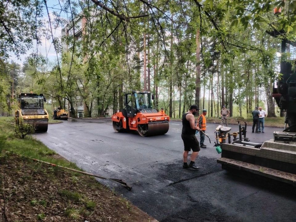 В Железногорске начали асфальтирование проезда к школе №95 В Железногорске начали асфальтирование проезда к школе №95