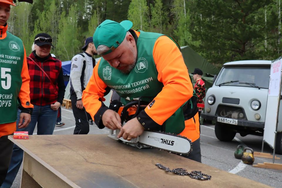Сегодня на площадке Дивногорского техникума лесных технологий прошли захватывающие соревнования в рамках чемпионата «Сибирский лесоруб» Сегодня на площадке Дивногорского техникума лесных технологий прошли захватывающие соревнования в рамках чемпионата «Сибирский лесоруб»