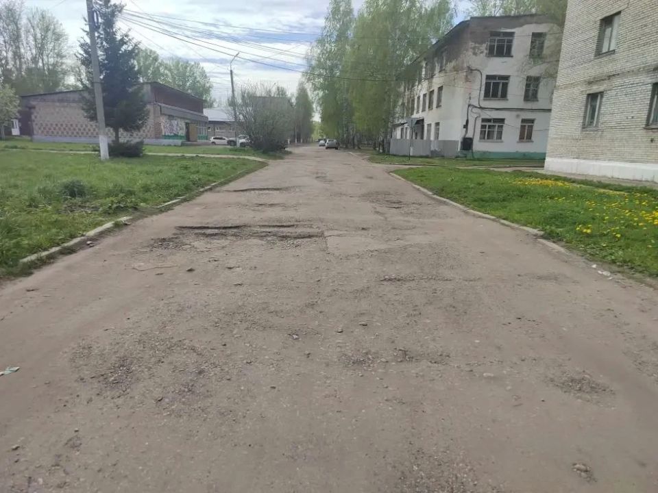 Дорога под ногами: после личного приема прокурора края в Енисейске в военном городке сдвинулся с места вопрос с разбитыми дорогами Дорога под ногами: после личного приема прокурора края в Енисейске в военном городке сдвинулся с места вопрос с разбитыми дорогами