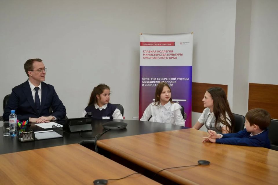 В преддверии Дня защиты детей дети сотрудников министерства культуры края побывали на работе своих родителей В преддверии Дня защиты детей дети сотрудников министерства культуры края побывали на работе своих родителей