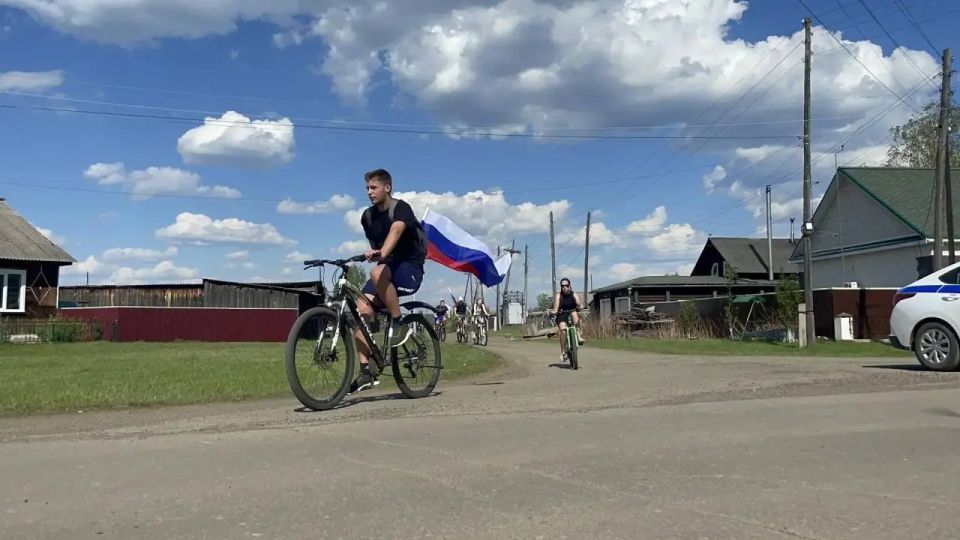 В селе Дзержинское прошел велопробег, посвящённый Международному дню защиты детей В селе Дзержинское прошел велопробег, посвящённый Международному дню защиты детей