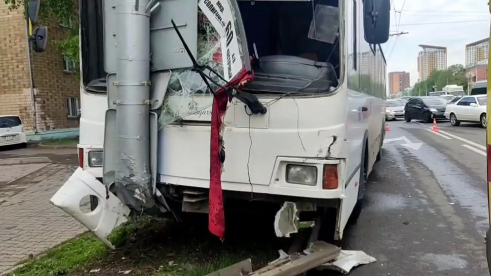Автобус въехал в столб на левом берегу Красноярска — есть пострадавшие