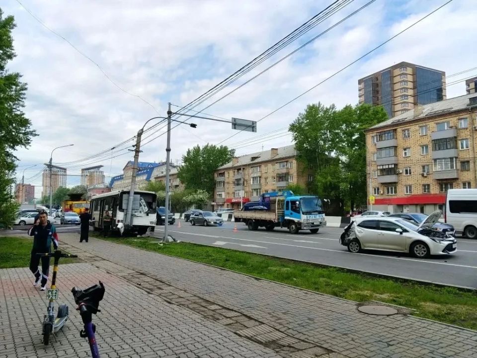 В Красноярске маршрутный автобус врезался в столб — пострадали 8 пассажиров
