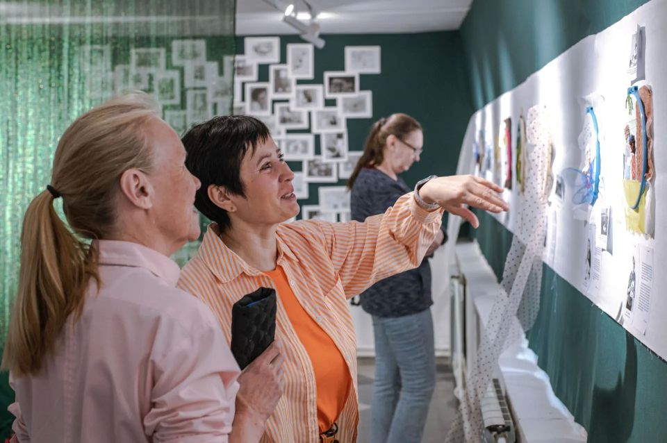 В Норильске открыли выставку, посвященную работе с памятью и забвением В Норильске открыли выставку, посвященную работе с памятью и забвением