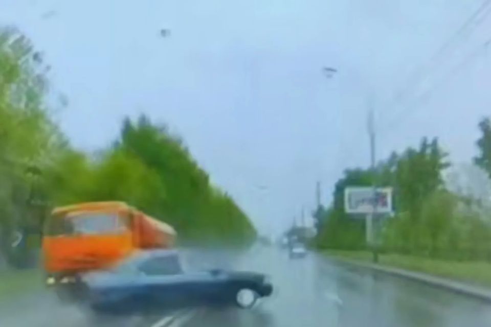 В Красноярске на улице Свердловская произошла смертельная авария с участием грузовика и двух легковых автомобилей