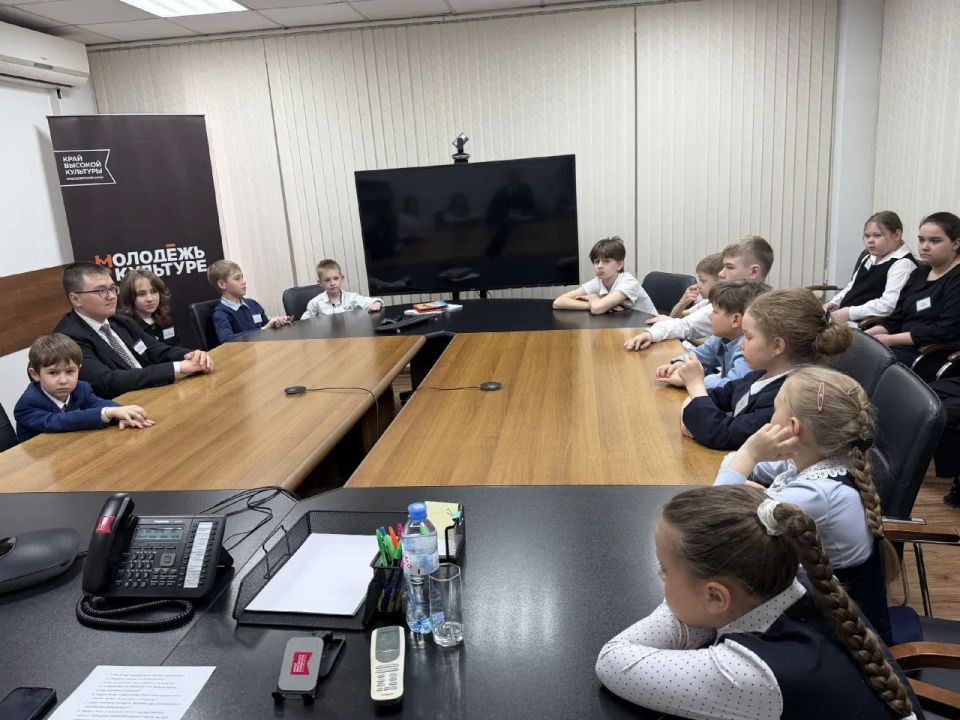 В преддверии Дня защиты детей дети сотрудников министерства культуры края побывали на работе своих родителей В преддверии Дня защиты детей дети сотрудников министерства культуры края побывали на работе своих родителей
