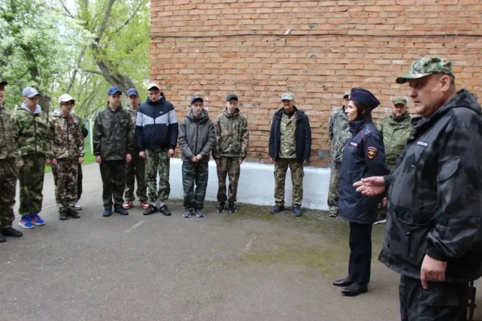 Полицейские «Рыбинского» провели мастер-классы для будущих защитников на учебных сборах-2026 Полицейские «Рыбинского» провели мастер-классы для будущих защитников на учебных сборах-2026