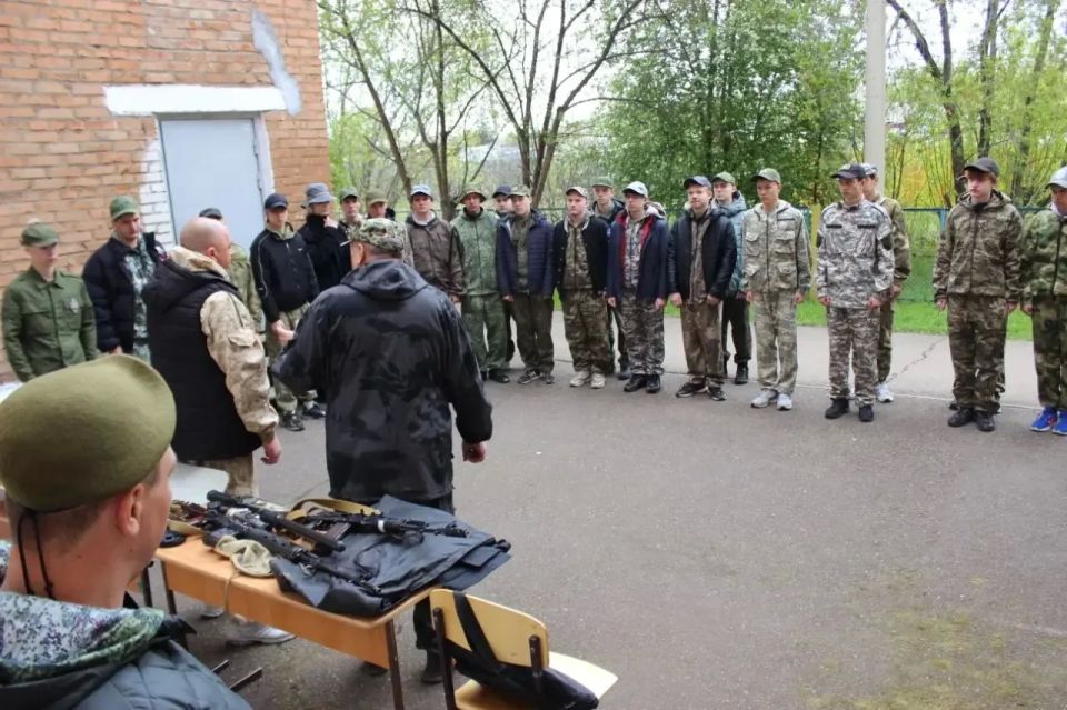 Полицейские «Рыбинского» провели мастер-классы для будущих защитников на учебных сборах-2026